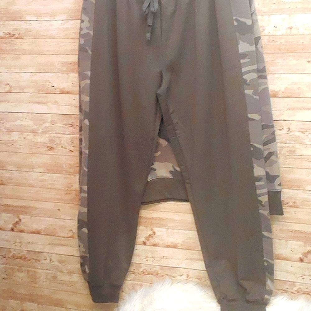Sweatsuit - Picture 4 of 8